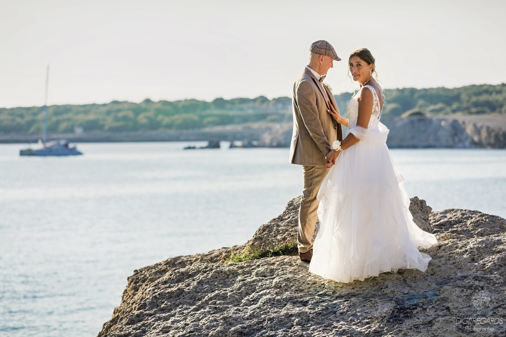 Couple de mariés sur le rocher de la plage de Sainte Croix